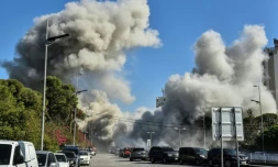 De la fumée s'élÚve d'une rue aprÚs un bombardement israélien sur un bùtiment du secteur de Ghobeiri, dans la banlieue sud de Beyrouth, le 15 novembre 2024, sur fond de conflit entre Israël et le Hezbollah libanais