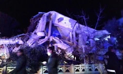 Des policiers turcs arrivent sur le site du séisme qui a frappé vendredi la ville turque de Elazig, dans l'Est du pays, faisant au moins six morts selon un bilan provisoire