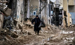 Une Palestinienne quitte avec quelques affaires le camp de réfugiés de Jénine, en Cisjordanie occupée, le 24 février 2025