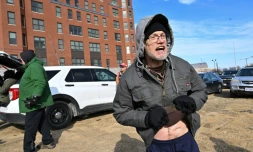 Kevin Loftus, poursuivi pour l'assaut du Capitole et tout juste libéré de prison, le 21 janvier 2025 devant la prison de Washington