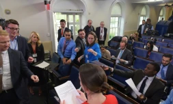 Distribution d'un communiqué de la Maison Blanche après le limogeage du patron du FBI James Comey, à Washington le 10 mai 2017