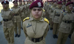 Des jeunes pakistanaises lors d'un défilé au Collège des cadettes, à Mardan, le 25 octobre 2017