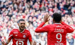 Le Canadien du Lille Jonathan David (de dos), buteur contre Strasbourg, remercie son passeur Rémy Cabella, le 21 avril 2024 à Villeneuve-d'Ascq