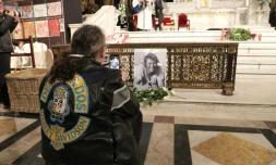 Un fan prend une photo de l'autel durant une messe hommage à Johnny Hallyday, le 9 décembre 2018 à Paris