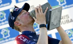 Le Néerlandais Dylan Van Baarle brandit le trophée de Paris-Roubaix, le 17 avril 2022