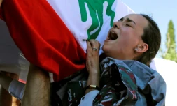 Une Libanaise pleure la perte de ses proches dans l'explosion au port de Beyrouth le 4 août 2020, lors de leurs funérailles à Qartaba, au nord de Beyrouth, le 17 août 2020