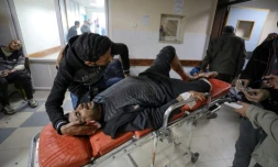 Un homme blessĂ© attend d'ĂȘtre soignĂ© Ă l'hĂŽpital al-Chifa dans la bande de Gaza le 25 janvier 2024
