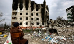 Antonina Kaletnyk devant un immeuble détruit par les bombardements russes, le 8 avril 2022 au nord-ouest de Kiev, en Ukraine