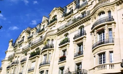 Photo prise en 2002 à Paris d'une façade d'immeuble haussmannien