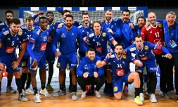L'équipe de France pose aprÚs sa victoire (35-32 aprÚs prolongation) face à la Hongrie, lors du quart de finale du Mondial de handball, le 27 janvier 2021 dans la Ville du 6 Octobre, un faubourg prÚs du Caire