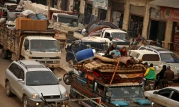 Des véhicules fuient les combats le 4 février 2020 dans le nord de la province d'Idleb (nord-ouest de la Syrie), cible d'une offensive du régime    