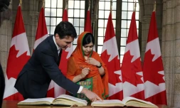 Malala Yousafzai signe un livre d'or avec Justin Trudeau, au Parlement à Ottawa le 12 avril 2017