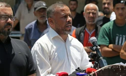 Ismaïl al-Thawabta, directeur du bureau des médias au sein du Hamas, lors d'une conférence de presse à l'hÎpital Al-Aqsa de Deir el-Balah, dans le centre de la bande de Gaza, le 6 juillet 2026