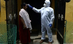 ContrÎle de la température d'une habitante le 29 juin 2020 à Chennai, dans le sud de l'Inde, qui a été reconfinée le 19 juin