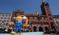 "Lumo", la mascotte de l'Eurovision 2025, devant l'hôtel de ville de Bâle, lors de la cérémonie du Concours de la chanson, le 11 mai 2025 en Suisse