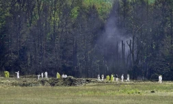 Des enquêteurs sur le site du crash du vol 93 de United Airlines, à Shanksville (Pennsylvanie), le 12 septembre 2001