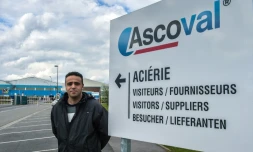 Le délégué CGT, Nacim Bardi, devant le panneau d'Ascoval, à Saint-Saulve,le 3 avril 2019