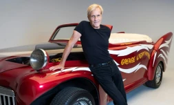 Le réalisateur Randal Kleiser avec la voiture "Grease Lightning", le 12 juillet 2018 à Los Angeles. Son film indémodable, "Grease", fête ses 40 ans  