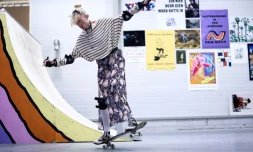 Un membre de la communauté LGBTQ+ fait du skate dans un skatepark inclusif à Amsterdam, le 9 août 2023