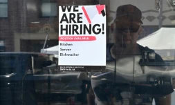 Une affichette "On embauche" sur la vitrine d'un restaurant, le 17 août 2022 à Los Angeles, en Californie