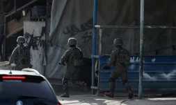 Des soldats israéliens prennent position dans le camp de réfugiés palestiniens de Nour Chams, prÚs de la ville de Tulkarem, dans le nord de la Cisjordanie, le 10 avril 2022