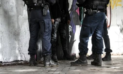 Un jeune contrÎlé par trois policiers à Sarcelles dans le Val-d'Oise, le 3 février 2021