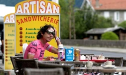 Pause déjeuner pour Lachlan Morton sur la route de son Tour de France alternatif, le 8 juillet 2021 à Tarascon-sur-Ariège