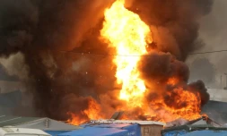 Des flammes dans le bidonville géant de Calais (nord), le 26 octobre 2016, avant la fin de son évacuation.