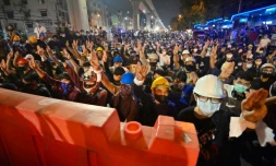 Des manifestants le 19 octobre 2020 Ă Bangkok, lors d'un rassemblement qui s'inspire des tactiques des protestataires Ă Hong Kong