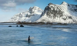 Un surfeuse à Flackstad dans les îles norvégiennes Lofoten, le 13 mars 2016