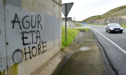 "Au revoir ETA, ce fut un honneur", salue un graffiti dessiné sous un pont du Pays basque espagnol en pleine dissolution de ce groupe séparatiste, le 3 mai 2018