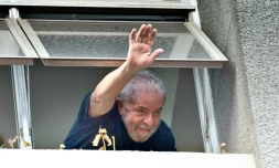 L'ancien président brésilien Lula da Silva salue ses partisans le 4 mars 2016 à Sao Paulo au Brésil