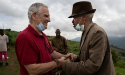 Le Français Alain Gauthier (G), traqueur de génocidaires rwandais, à son arrivée à Bisesero, dans l'ouest du Rwanda, le 2 décembre 2020