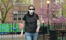 L'infirmiÚre Martha Philipps, qui a travaillé en Afrique contre le virus Ebola, lutte contre le coronavirus, le 1er mai 2020 à New York