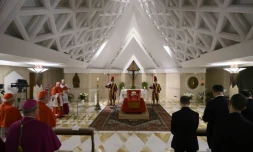 Photo prise le 21 avril 2025 et diffusée le 22 avril 2025 par les médias du Vatican du pape François dans son cercueil ouvert pendant le rite de la Confirmation de la mort du souverain pontife à la Chapelle de Sainte-Marthe au Vatican