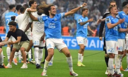 La joie des Marseillais dont Matteo Guendouzi (c) vainqueurs de Strasbourg et qualifiés pour la Ligue des champions, le 21 mai 2022 au Stade Vélodrome 