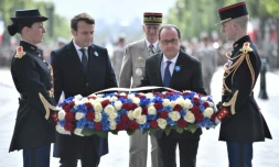 Le président sortant François Hollande (d) et le nouveau président élu Emmanuel Macron, lors des commémorations du 8 mai, le 8 mai 2017 à l'Arc de Triomphe, à Paris