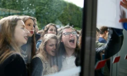 Des jeunes filles regardent les résultats du baccalauréat au lycée Malherbe de Caen le 5 juillet 2016