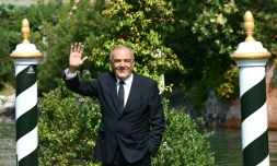 Le directeur de la Mostra de Venise, Alberto Barbera, arrive à l'embarcadère Excelsior à la veille de la 82e édition du festival, au Lido de Venise, le 26 août 2025