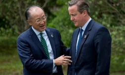 Le président de la Banque mondiale Jim Yong Kim et le Premier ministre britannique David Cameron le 27 mai 2016 lors du G7 à Shima