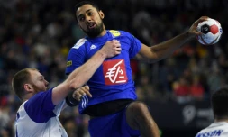 Le Français Melvyn Richardson tente de marquer face à l'Islande au Mondial de handball, le 20 janvier 2019 à Cologne