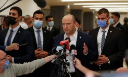 Le Premier ministre israélien Naftali Bennett parle aux journalistes après une séance à la Knesset, le 4 novembre 2021