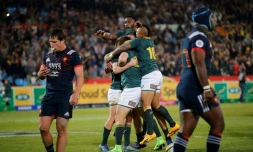 Les Sud-Africains fêtent un essai inscrit par Ross Cronje contre le XV de France au Loftus Versfeld Stadium de Pretoria, le 10 juin 2017