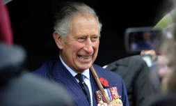   Non, cette vidéo ne montre pas un "homme vacciné" qui s'évanouit devant le Prince Charles en 2021