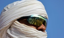 Un militaire malien face à des soldats français sur la base de Barkhane à Menaka le 7 décembre 2021