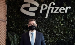   Attention, cet article annonçant que le PDG de Pfizer n'est pas complètement vacciné date de mars
