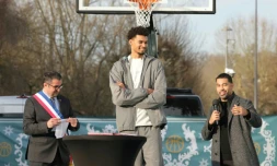 La star française des Spurs de San Antonio, Victor Wembanyama, lors de l'inauguration de terrains de basket dans sa ville d'origine, Le Chesnay, près de Paris, le 21 janvier 2025