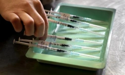   Non, les vaccins contre le Covid n'injectent pas de "lames de rasoir dans le flux sanguin"