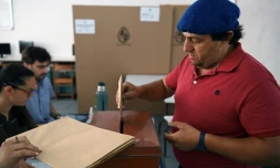 Un électeur vote au deuxième tour de l'élection présidentielle à Canelones, le 24 novembre 2024 en Uruguay