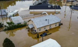 Vue aérienne de maisons sous les eaux dans la région de Jackson, le 28 juillet 2022 au Kentucky